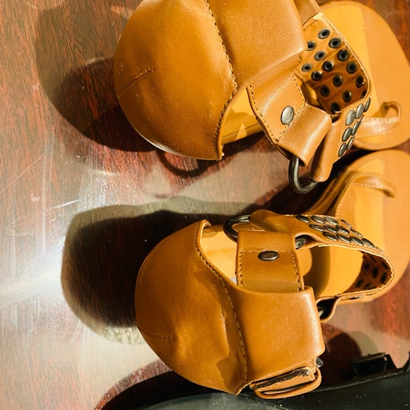 Varieties of SANDALS 👡 price is for one pair!!! - Picture 10 of 14